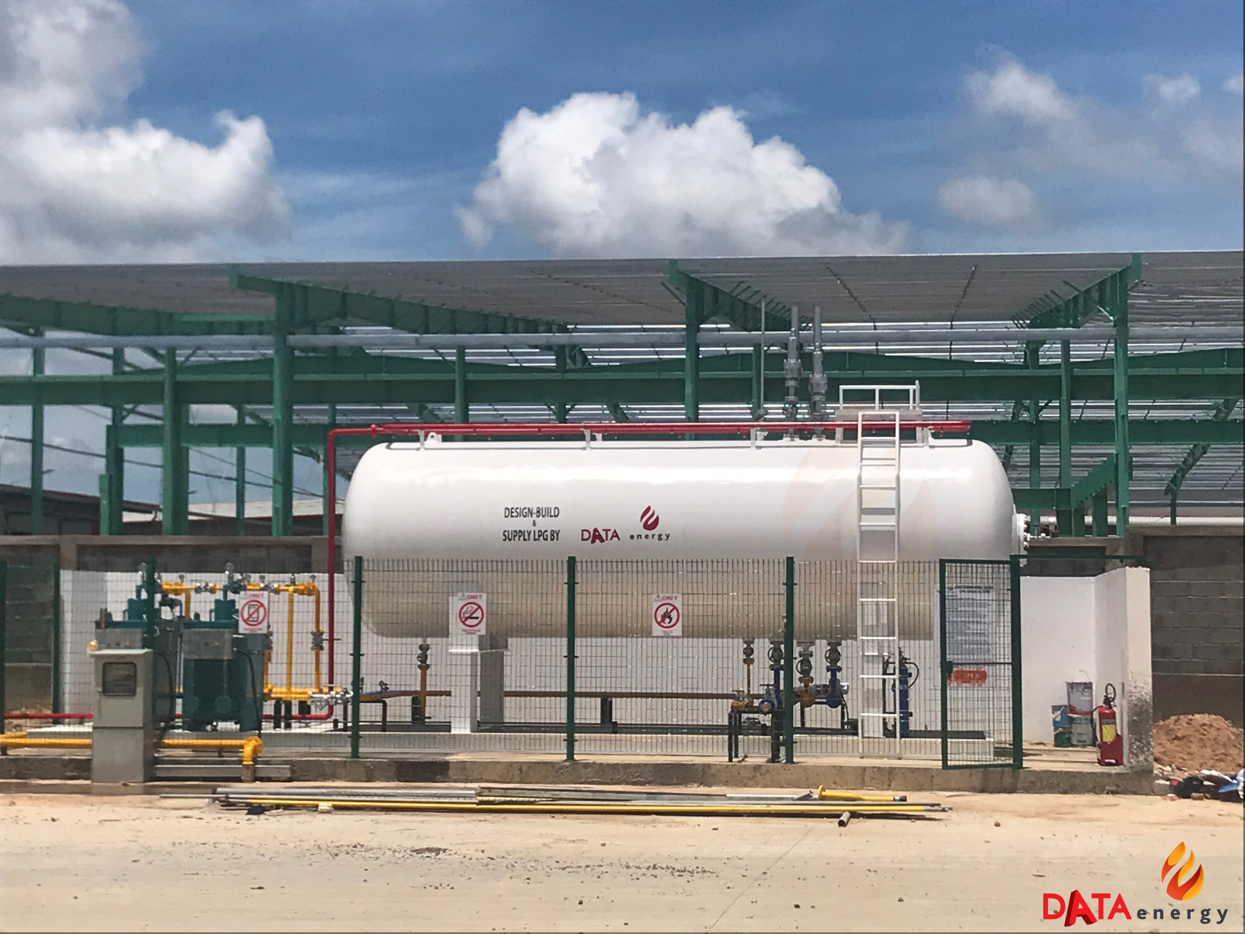 Kh&iacute; LPG kh&iacute; dầu mỏ h&oacute;a lỏng. Trong h&igrave;nh c&oacute; một bồn chứa LPG